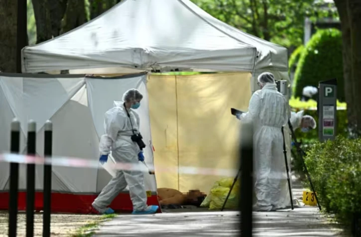 Des membres de la police scientifique sur les lieux oĂč un homme d'affaires a Ă©tĂ© abattu Ă Neuilly-sur-Seine, dans les Hauts-de-Seine, le 16 avril 2026 ( AFP / JULIEN DE ROSA )