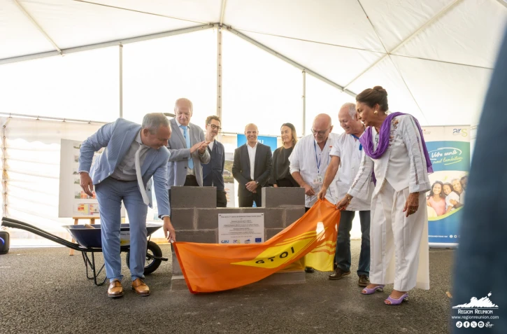 Région Réunion : pose de la première pierre du Bâtiment Femme Parent Enfant au CHU Nord