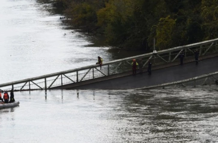 Un camion et une voiture ont été précipités dans le Tarn lundi matin, quand un pont suspendu qui enjambe la rivière s'est effondré, a-t-on appris auprès des pompiers