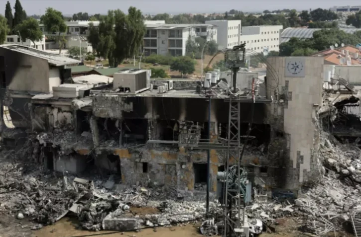 Les secours israéliens évacuent un blessé près de la ville de Sdérot, dans le sud d'Israël, le 7 octobre 2023