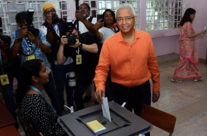 Le Premier ministre sortant et candidat du Mouvement socialiste militant Pravind Jugnauth, dans un bureau de vote de Port-Louis à Maurice, le 10 novembre 2024 ( L'Express Maurice / Rishi ETWAROO )