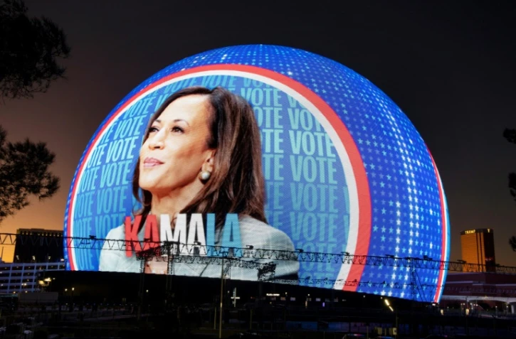 Portrait de la vice-présidente des Etats-Unis, candidate malheureuse à la présidentielle, Kamala Harris, projeté sur la façade de Sphere, une salle de spectacle à Las Vegas, dans le Nevada, aux Etats-Unis, le 4 novembre 2024