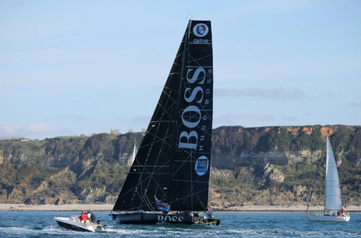 Alex Thomson et Guillermo Altadill à bord du monocoque Imoca "Hugo Boss" le long de la côte près du Havre, le 25 octobre 2019