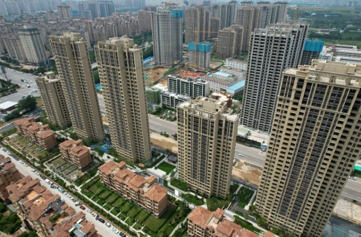 Vue aérienne du complexe d'immeubles résidentiels inachevés de Xinzheng City, le 20 juin 2023 à Zhengzhou, dans la province chinoise du Henan