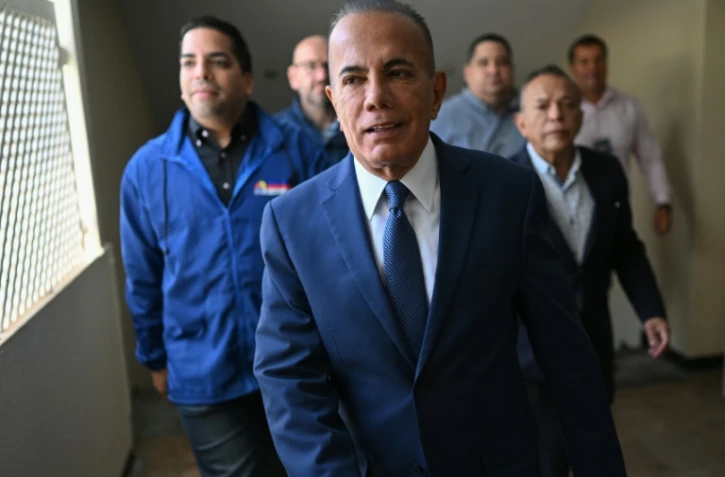 Manuel Rosales (c), gouverneur de l'Eta de Zulia et opposant au président Nicolas Maduro, arrive à une conférence de presse à Caracas, le 10 mai 2023