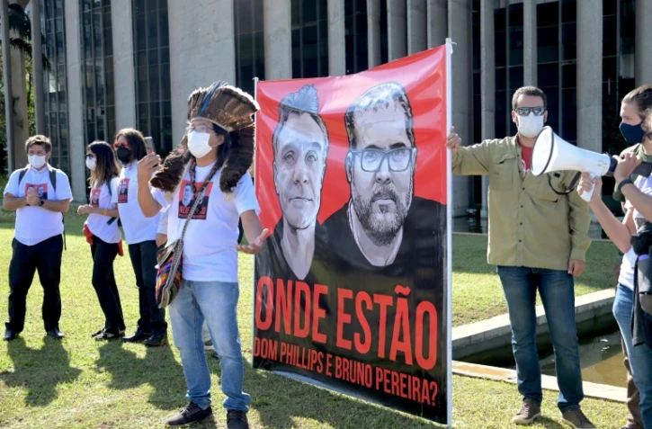 Les portraits du journaliste britannique Dom Phillips (g) et de l'expert brésilien Bruno Pereira disparus, lors d'un rassemblement devant le ministère de la Justice, le 14 juin 2022 à Brasilia