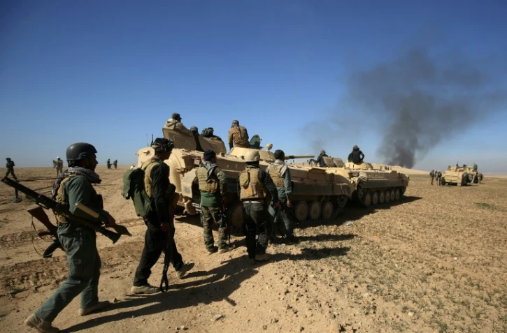Les forces irakiennes s'approchent du village d'Husseinyah, le 20 février 2017 au sud de Mossoul
