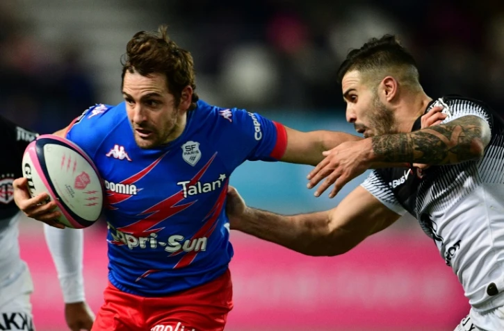 L'ouvreur argentin du Stade français Nicolas Sanchez (g) tente d'échapper au centre de Toulouse Sofiane Guitoune, le 5 janvier 2020 au stade Jean-Bouin à Paris