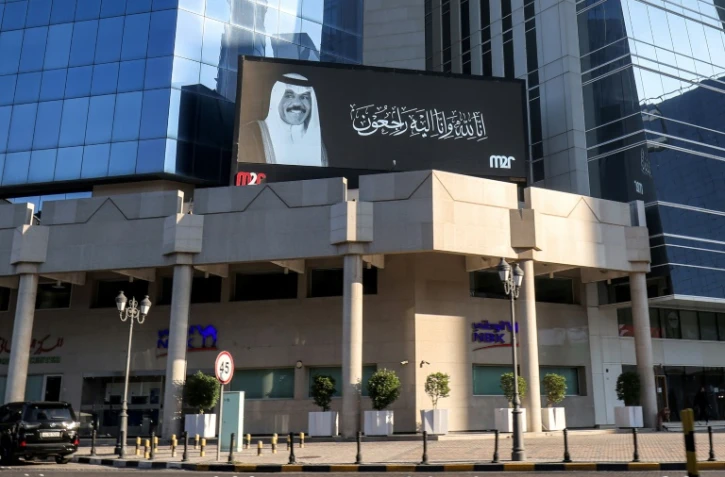 Un message de condoléances sur un écran géant après le décès de l'émir du Koweit, cheikh Nawaf al-Ahmad Al-Sabah, le 16 décembre 2023 à Koweit