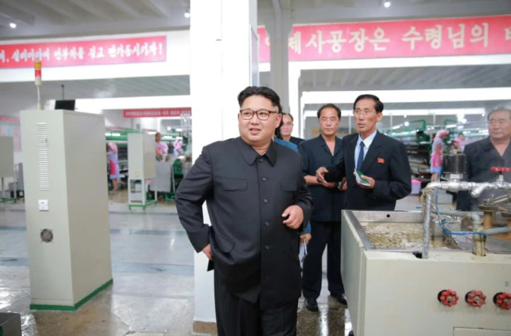 Le leader nord-coréen Kim Jong-Un (au centre) inspecte une usine à Pyongyang le 21 juin 2016