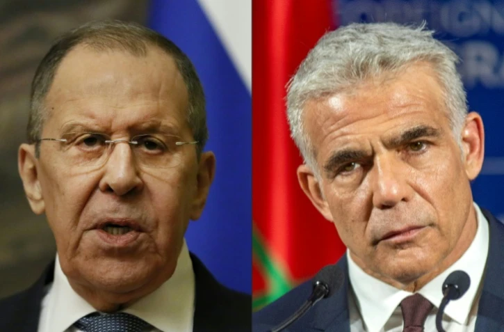 Collage d'images d'archives créée le 2 mai 2022 montrant le ministre russe des Affaires étrangères Sergueï Lavrov participant à une conférence de presse à Moscou le 27 avril 2022 et le ministre israélien des Affaires étrangères Yair Lapid lors d'une conférence de presse à Casablanca, dans l'ouest du Maroc, le 12 août 2021
