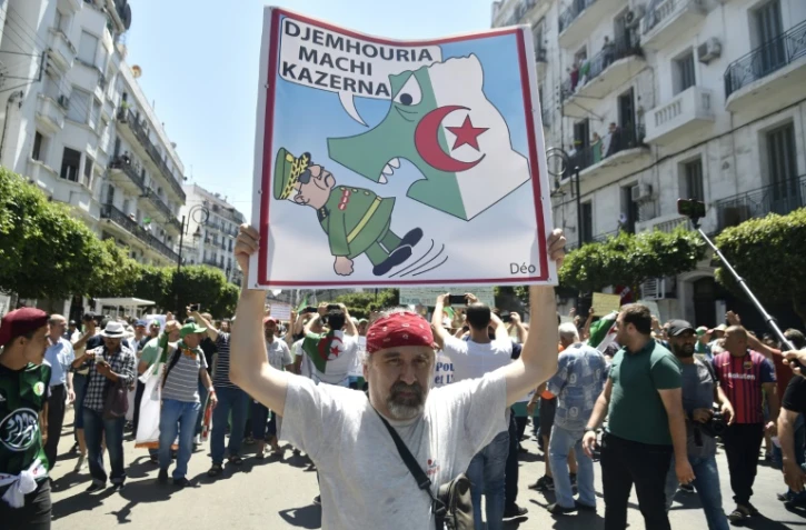 Défilé dans les rues d'Alger pour la 19e manifestation hebdomadaire