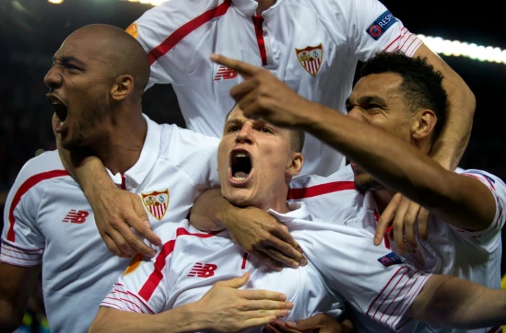 L'attaquant du Séville FC Kevin Gameiro (c), auteur du dernier tir au but face à l'Athletic Bilbao, le 14 avril 2016 au stade Sanchez Pizjuan