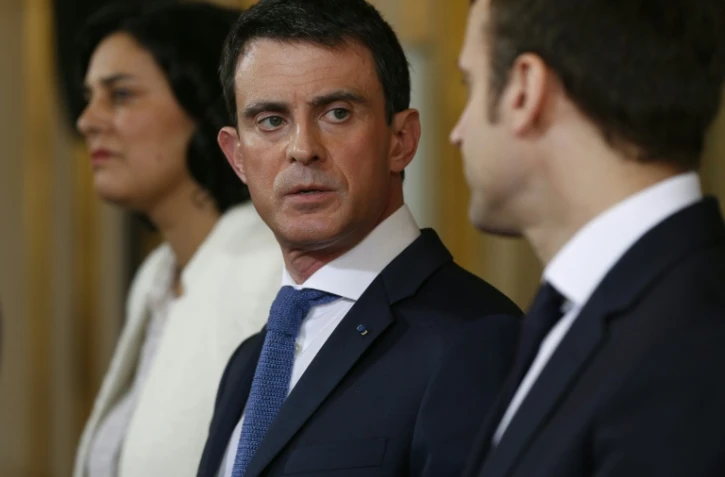 Le Premier ministre Manuel Valls entre les ministre du Travail Myriam El Khomri et de l'Economie Emmanuel Macron le 11 mars 2016 à Matignon