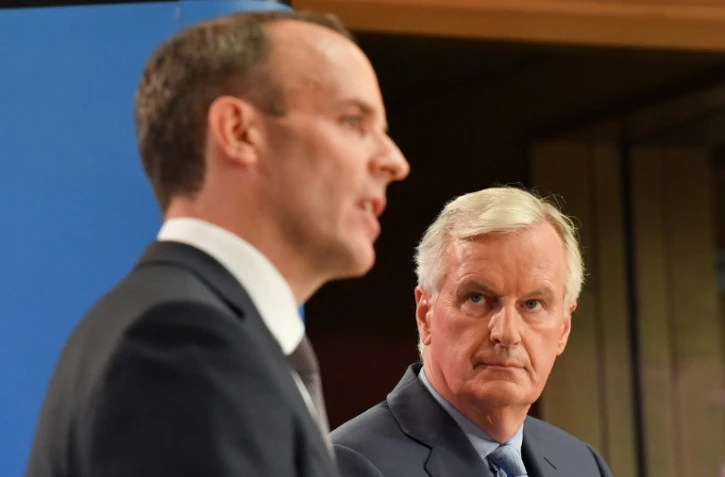 Le négociateur en chef du Brexit pour l'UE, Michel Barnier, tient une conférence de presse conjointe avec le ministre du Brexit Dominic Raab, le 26 juillet 2018 à Londres