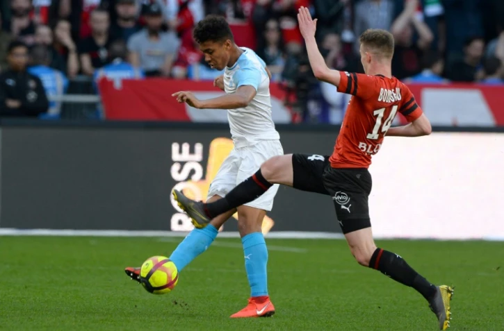 Le défenseur de Marseille, Boubacar Kamara (g), à la lutte avec le milieu de Rennes, Benjamin Bourigeaud, lors du match de Ligue 1 à Rennes, le 24 février 2019 
