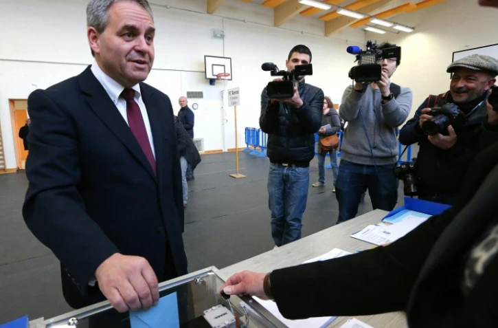 Xavier Bertrand vote à Saint-Quentin, le 13 décembre 2015