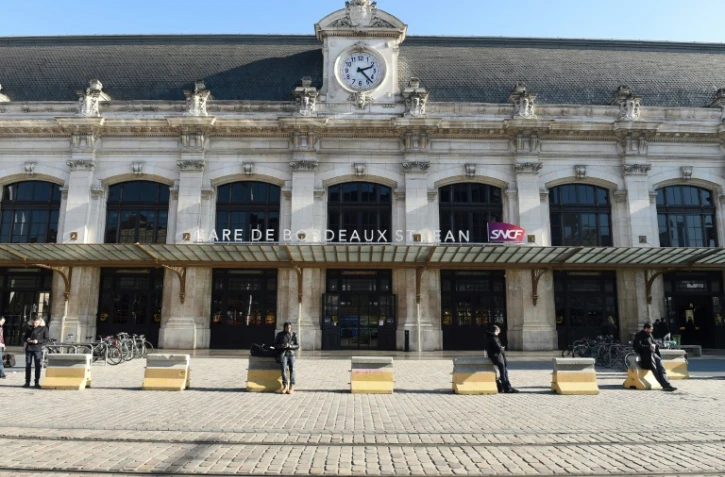 Des gens attendent devant la gare de Bordeaux le 23 janvier 2017