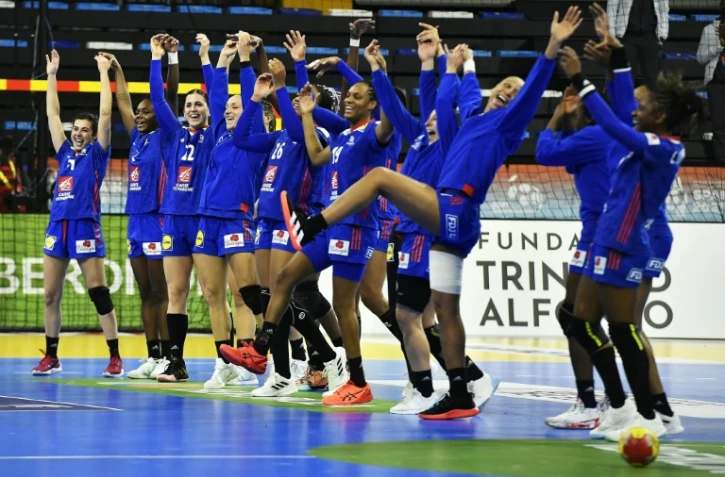 Le bonheur des Bleues à l'issue de leur victoire convaincante contre l'Angola dans le groupe A du Mondial de hand à Granollers, le 3 décembre 2021