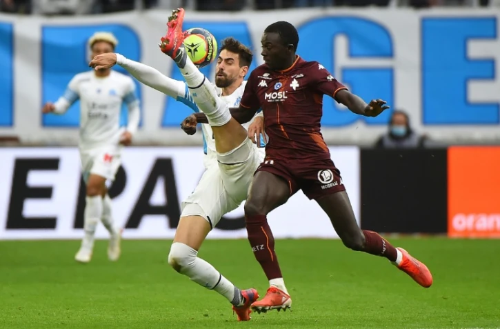 Le défenseur brésilien de Marseille, Luan Peres, à la lutte avec l'attaquant sénégalais de Metz, Lamine Gueye, lors de la 13e journée de Ligue 1, le 7 novembre 2021 au Stade Vélodrome