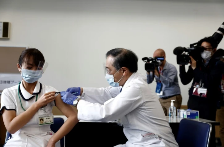 Une soignante se fait administrer un vaccin anti-covid le 17 février 2021 à Tokyo