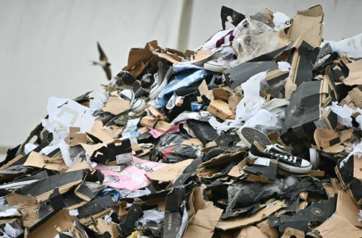 Des chaussures de contrefaçon durant leur destruction au Havre, le 3 juin 2026, en Seine-Maritime