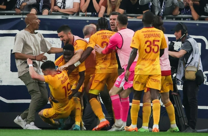 Le joueur de Rodez Lucas Buades (g) qui venait de marquer, bousculé par un supporter de Bordeaux (c), le 2 juin 2023 au stade Matmut Atlantique  