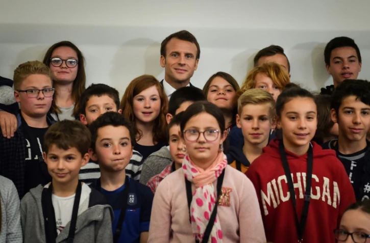 Emmanuel Macron pose pour une "photo de classe" à Beaupréau-en-Mauges dans le Maine-et-Loire, le 28 mars 2019  