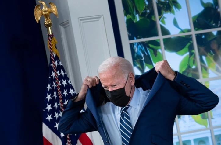 Le président américain Joe Biden remet sa veste après avoir reçu sa troisième dose de vaccin anti-Covid à la Maison Blanche, à Washington, le 27 septembre 2021