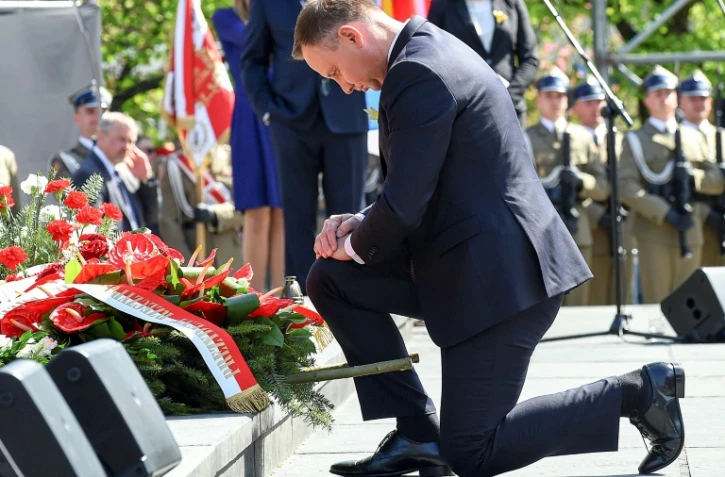 Le président polonais Andrzej Duda dépose une gerbe lors de la cérémonie à la mémoire des héros du soulèvement du ghetto de Varsovie en 1943. Le 19 avril 2018