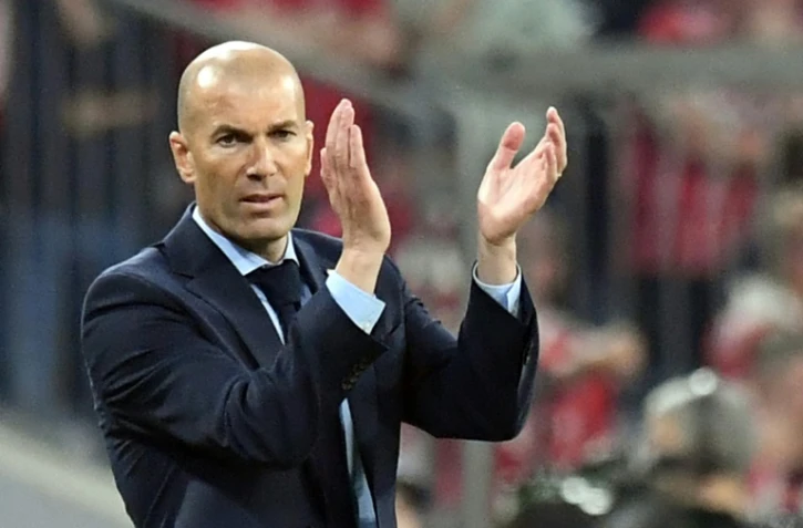 L'entraîneur du Real Madrid Zinédine Zidane applaudit son équipe après la victoire face au Bayern en demi-finales aller de Ligue des champion, le 25 avril 2018 à Munich