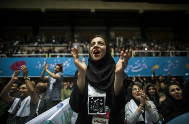Une Iranienne applaudit lors d'une réunion électorale de réformistes à Téhéran, le 20 février 2016