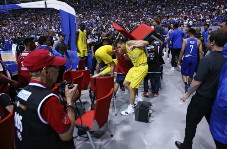 Une scène de la bagarre générale qui a mis aux prises basketteurs phillipins et australiens, lundi 2 juillet 2018 à Manille, lors d'un match de qualification au Mondial-2019