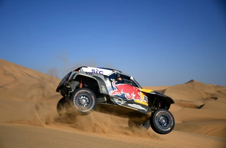La Mini pilotée par Stéphane Peterhansel fonce sur les dunes du rallye-raid "Dakar" en direction de Wadi Ad-Dawasir, le 4 janvier 2021