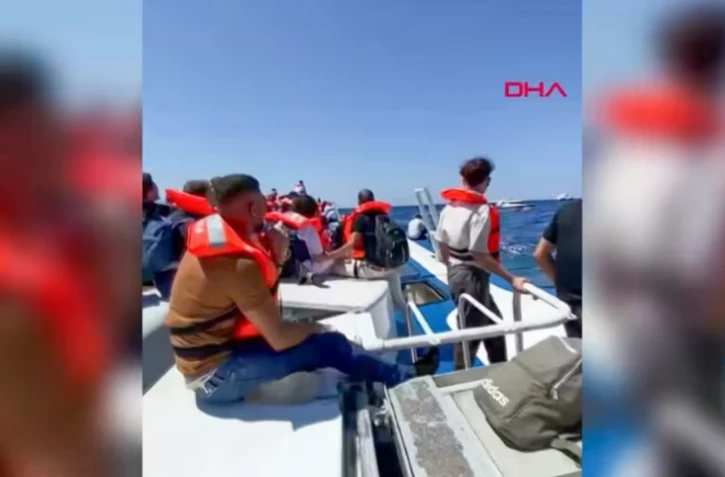 Cette capture d'écran, tirée d'une vidéo fournie par la DHA le 30 août 2026, montre des passagers attendant d'être secourus en mer après le naufrage du ferry à bord duquel ils voyageaient ( DHA (Demiroren News Agency) / - )