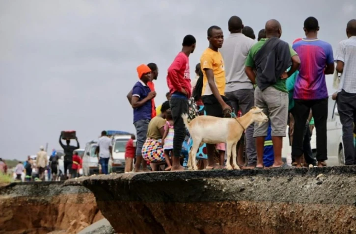 Des sinistrés du cyclone Idai le 19 mars 2019 sur la route entre Beira et Chimoio au Mozambique.