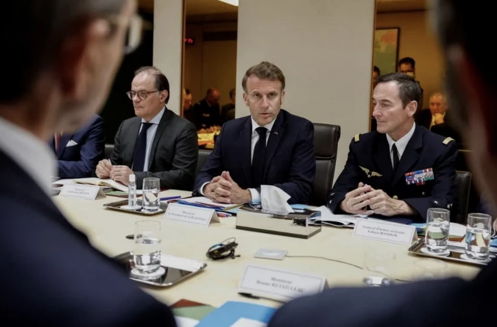 Le chef de l'Etat, Emmanuel Macron, lors d'un conseil de défense et de sécurité nationale à l'Elysée, à Paris, le 22 juin 2025. (BENOIT TESSIER / POOL / AFP)