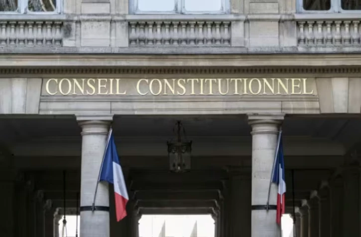 Le Conseil constitutionnel, qui avait été saisi de plusieurs recours, a validé jeudi la quasi-totalité du budget de l’État pour 2026, dernière étape avant sa promulgation ( AFP / Martin LELIEVRE )