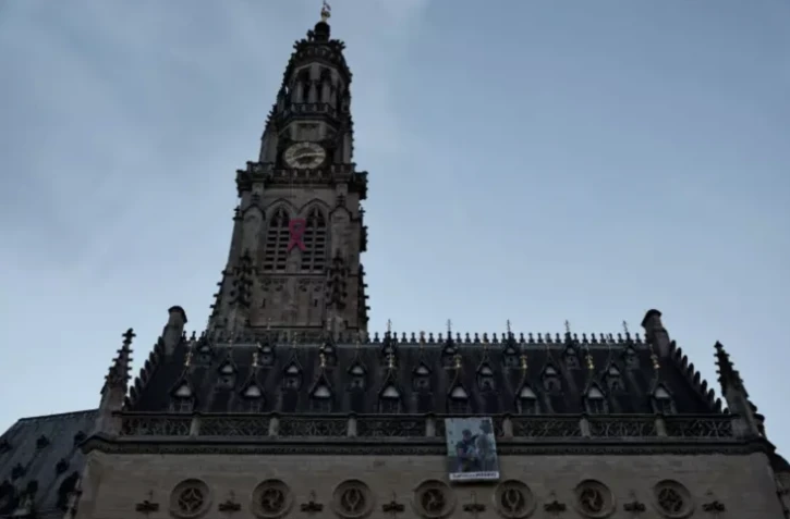 Des enquêteurs de la police judiciaire devant le lycée Gambetta après la mort d'un enseignant poignardé lors d'un attentat islamiste, le 13 octobre 2023 à Arras, dans le Pas-de-Calais