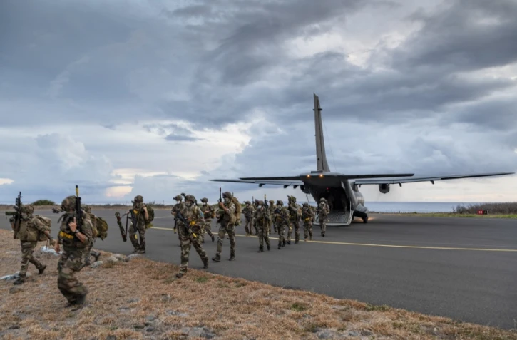 Les parachutistes d'infanterie de marine en exercice dans le sud de l'île