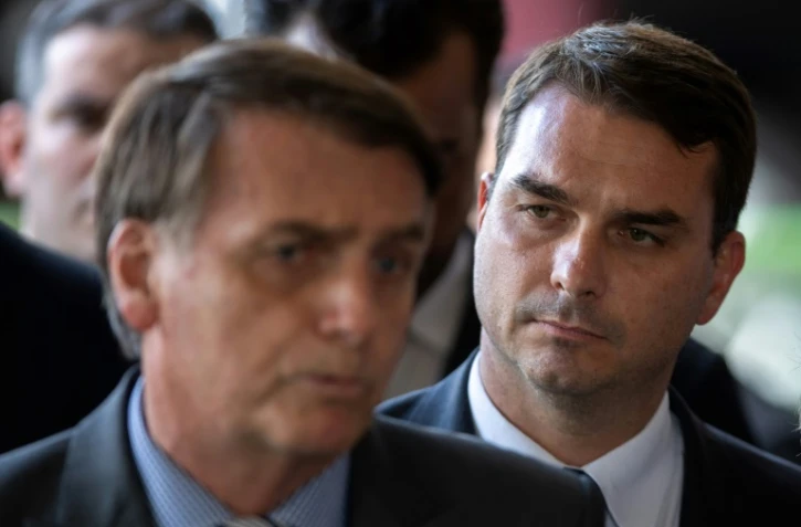 Le président brésilien Jair Bolsonaro (à gauche) et son fils aîné Flavio Bolsonaro, le 28 novembre 2018 à Brasilia