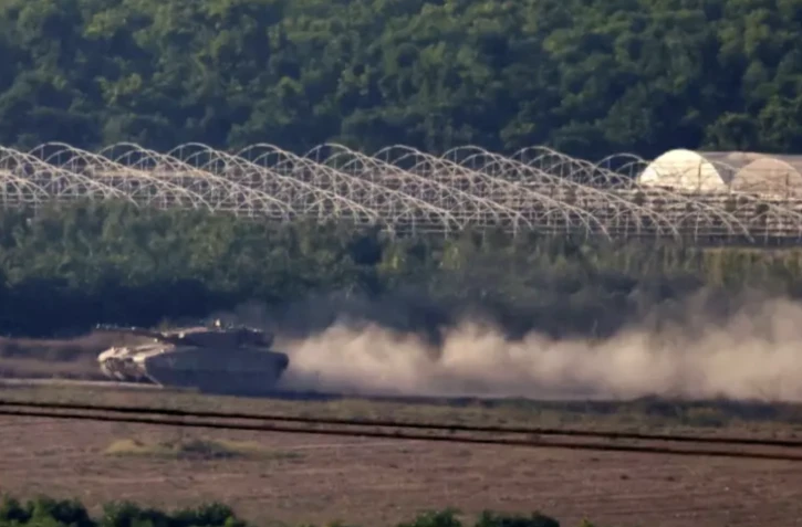 Un char israélien roule le long de la frontière avec la bande de Gaza, le 2 novembre 2023 ( AFP / Menahem KAHANA )
