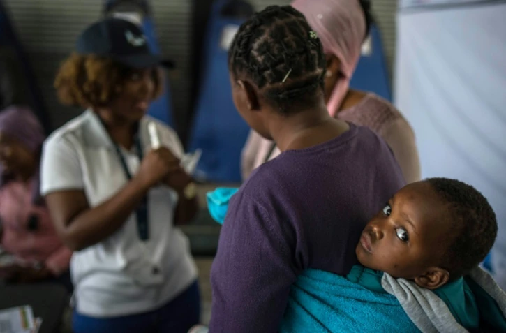 Des étudiants sud-africains expliquent le mode d'emploi des kits pour le test du sida, à Johannesburg, le 19 mars 2018