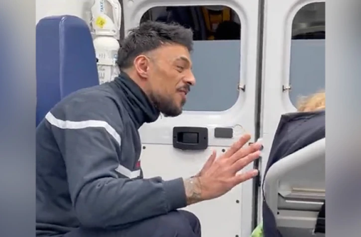 En Alsace, un ambulancier chante la chanson du Roi Lion pour calmer une petite fille