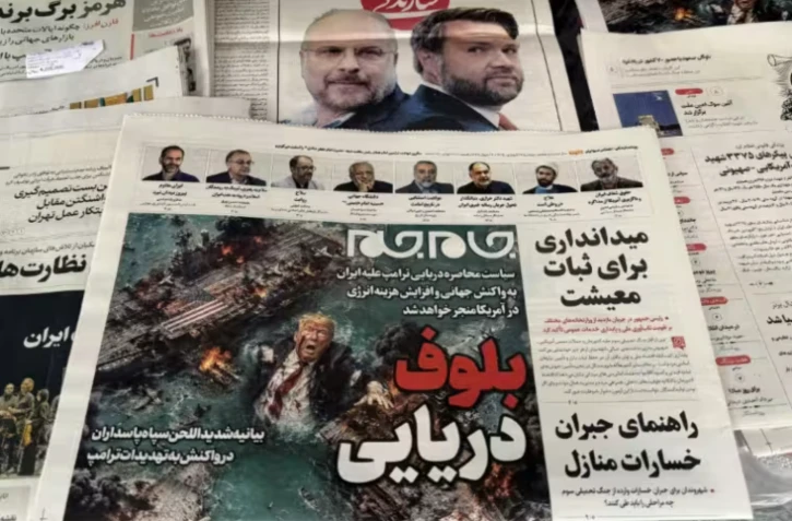 La Une du journal Jam Jam croquant Donald Trump se noyant dans le détroit d'Ormuz sous le titre "Bluff maritime", à Téhéran, le 13 avril 2026 ( AFP / ATTA KENARE )