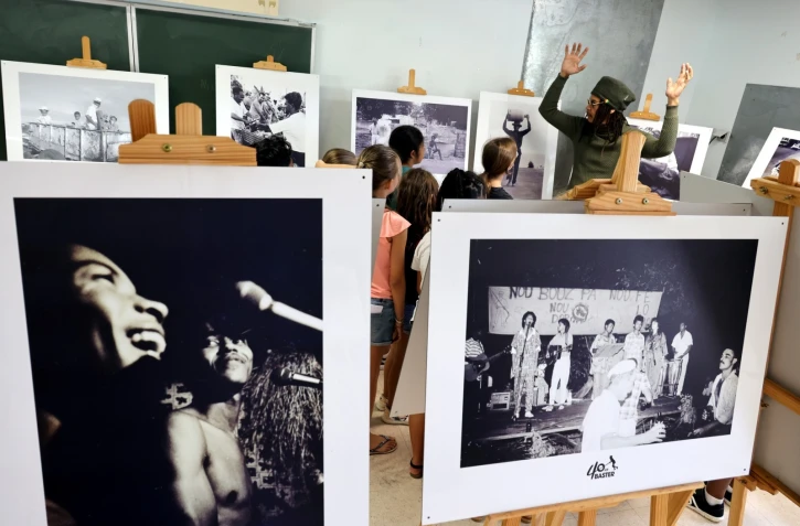 Thierry Gauliris fait découvrir à des élèves La Réunion lontan