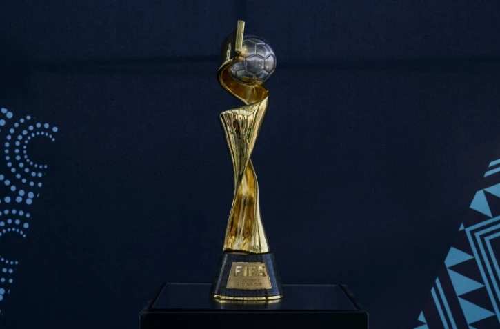 Le trophée de la Coupe du monde féminine de football, exposé le 14 avril 2023 à New York