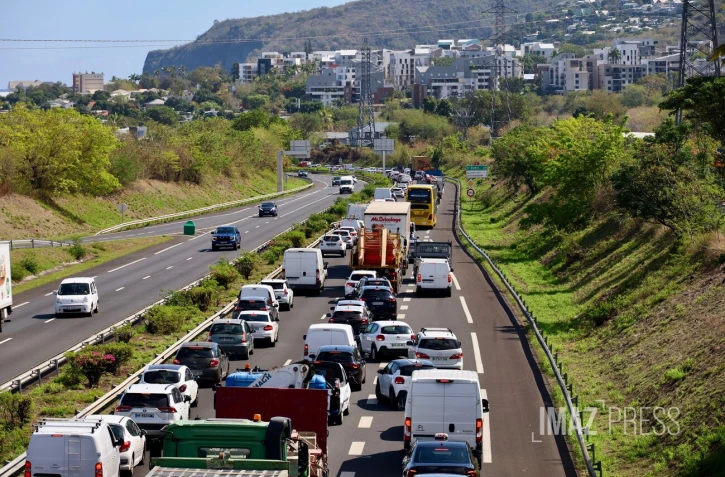 Route du littoral : collision entre une moto et une voiture, 13 km d’embouteillage en direction de Saint-Denis