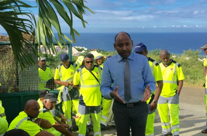 Thierry Robert avec les grévistes de la société Nicollin