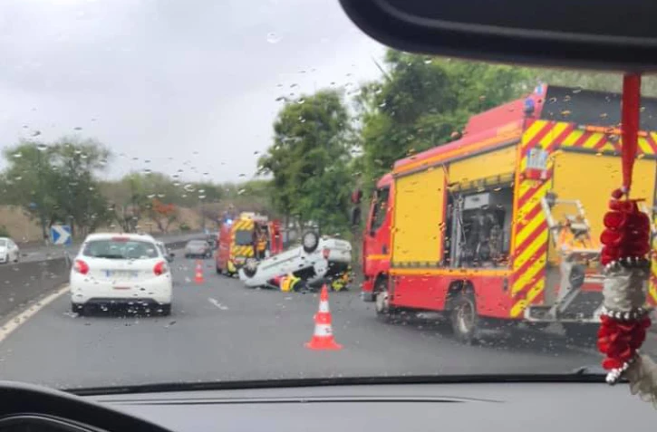Accident, voiture sur le toit, la Jamaïque